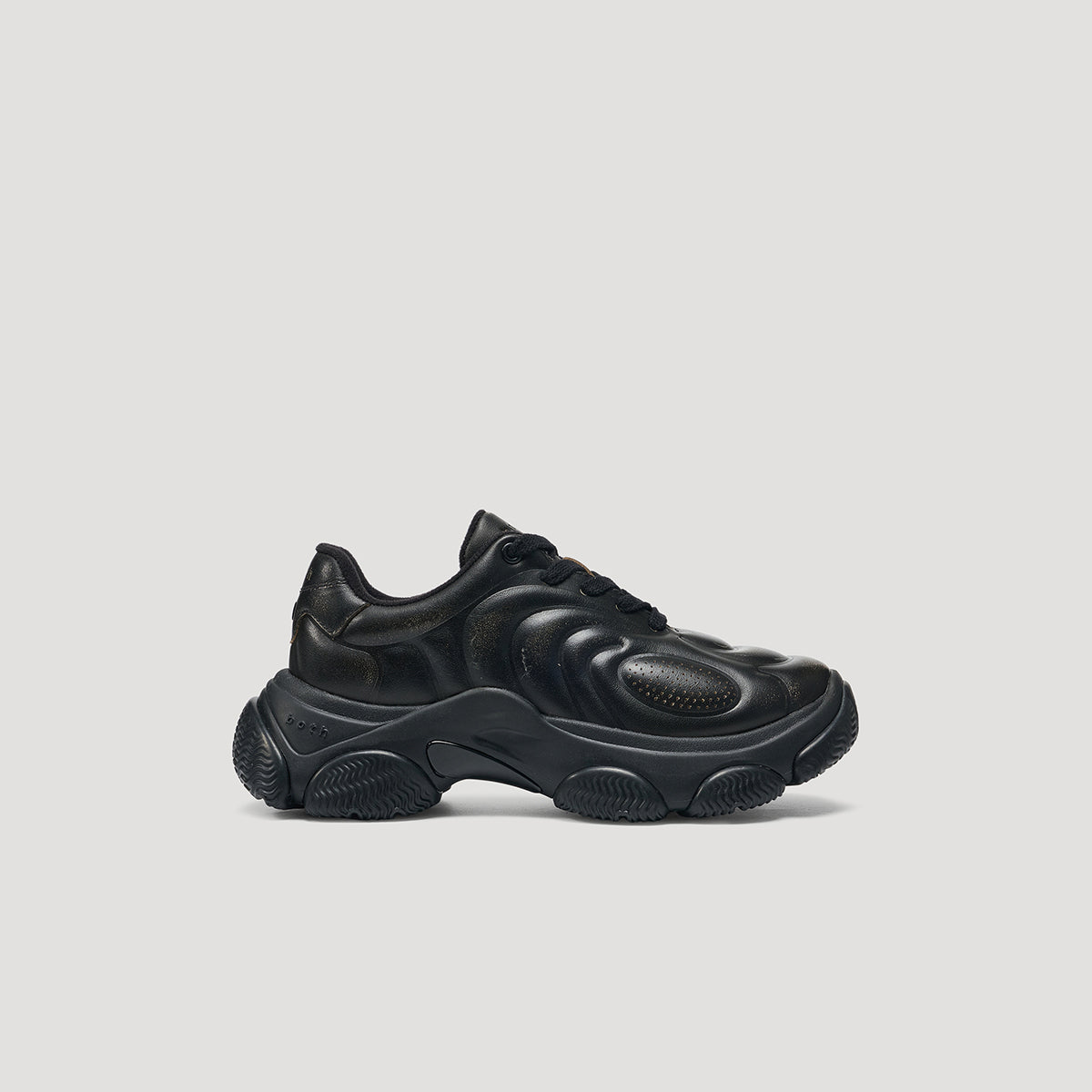 ブラックのGUM RIPPLEスニーカー、ナチュラルラバーグリップとプレミアムレザー素材のミニマルデザイン